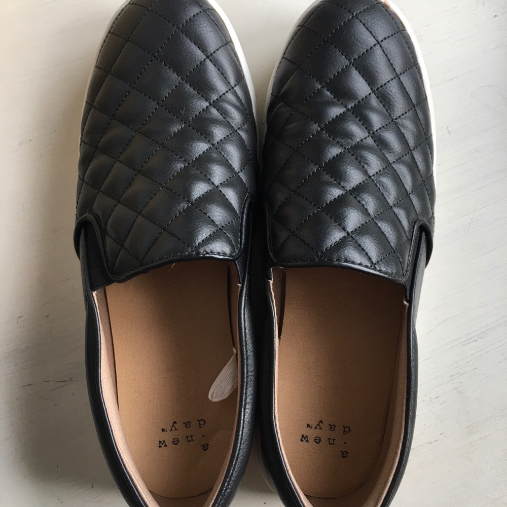 Black quilted sneakers